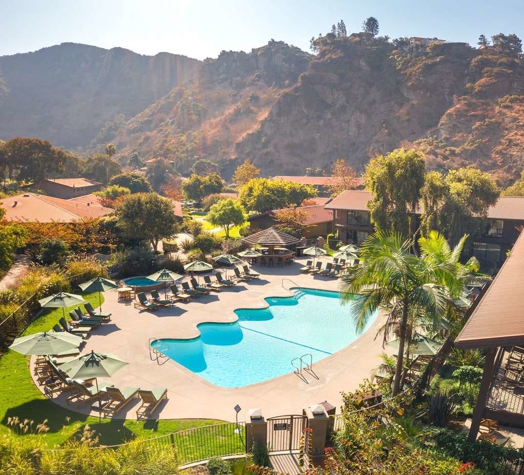 The pool and loungers beneath the canyon hills